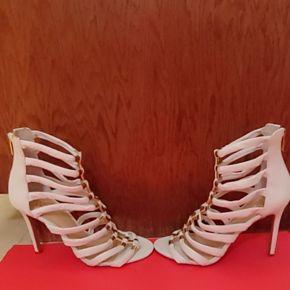 Vince Camuto - Picture 3 of 4